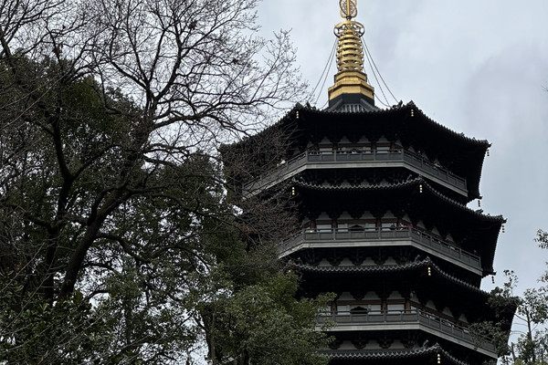 Invite to enjoy the view at Leifeng Pagoda (雷峰塔) by West Lake