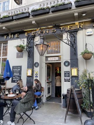 Leinster Arms – A Classic Sports Pub with Great Atmosphere