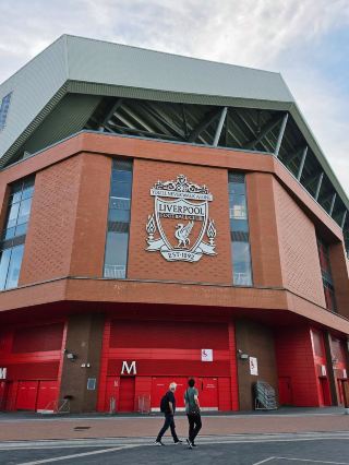 サッカー界最高峰の試合観戦体験 - アンフィールド・スタジアム。