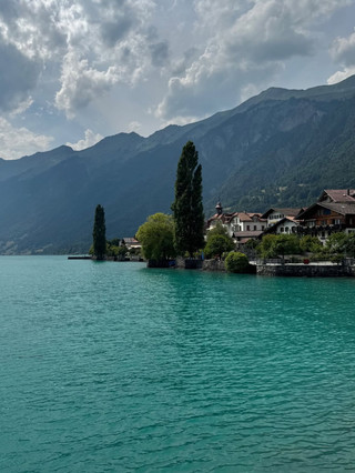Озеро Бриенц (Lake Brienz) — живописное изумрудно-голубое озеро в Швейцарии.
