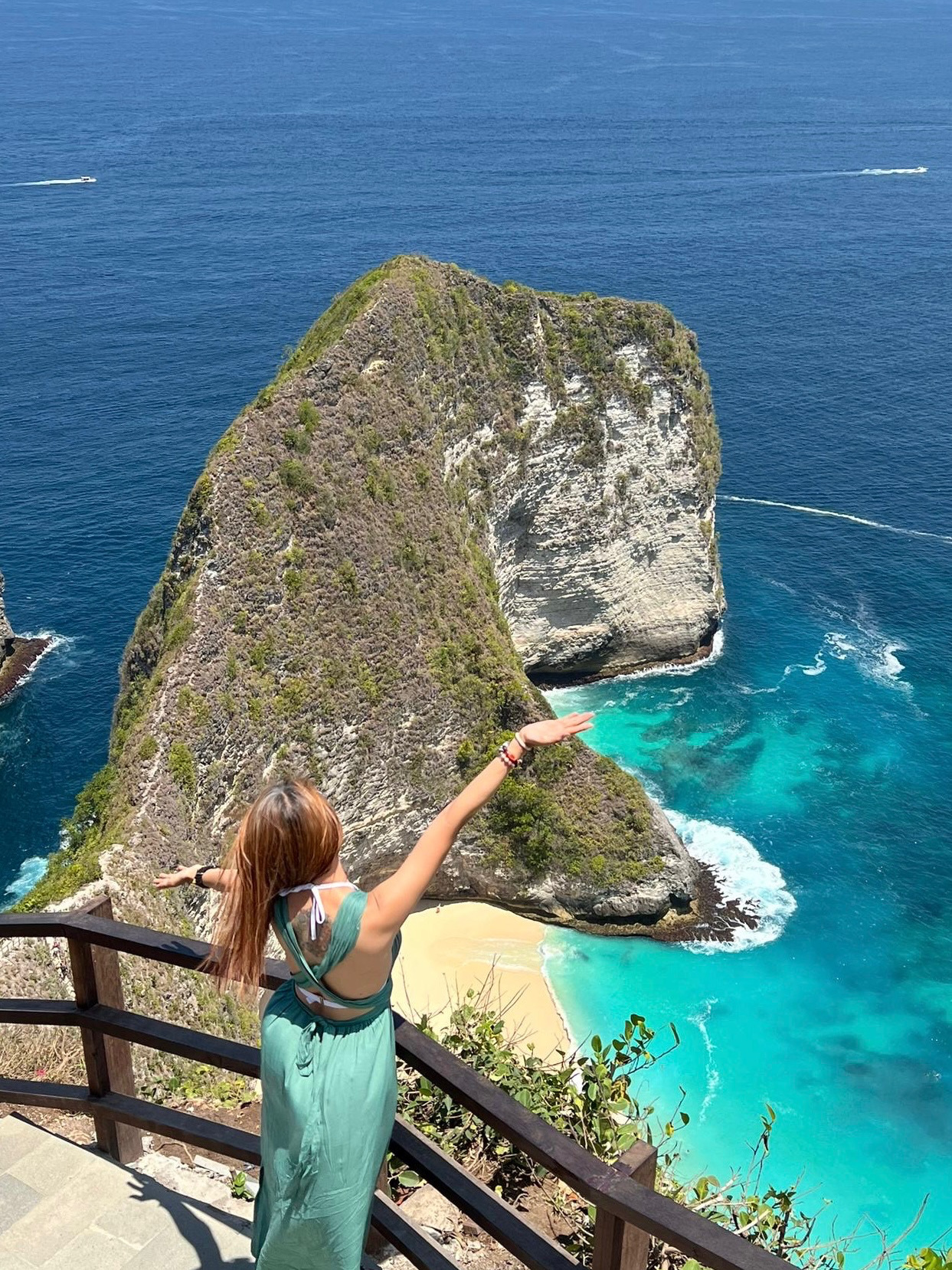 Merencanakan liburan singkat ke Bali? Berikut rencana perjalanan 5 hari 4 malam saya yang mencakup beberapa tempat klasik di Bali — Kuta, Canggu, Nusa Penida, dan Ubud. 🌊🌴

HARI 1 | KL ✈️ BALI
Tiba di Bali dan memulai perjalanan dengan makan siang di Fat Chow. Menghabiskan sore hari berjalan-jalan di Pantai Kuta, bersantai dengan beberapa minuman, lalu mengakhiri malam dengan makan malam di Warung Chef Bagus. 🍹

HARI 2 | PERJALANAN SEHARI KE CANGGU
Sarapan di hotel → Love Anchor → menjelajahi kafe-kafe di Canggu → makan siang di Made’s Warung → menikmati matahari terbenam dan berpesta di Finns Beach Club. 🌅🥂
Hari ini benar-benar hari yang paling mencerminkan "gaya hidup Bali".

HARI 3 | TUR NUSA PENIDA BARAT
Sehari penuh menjelajahi Nusa Penida!

📍 Pantai Kelingking
📍 Pantai Broken
📍 Angel’s Billabong
📍 Crystal Bay

Pemandangannya luar biasa, terutama Pantai Kelingking. 💙 Kembali ke Kuta setelahnya untuk makan malam di Warung Damar.

HARI 4 | PERJALANAN SEHARI KE UBUD
Saatnya untuk sisi Bali yang benar-benar berbeda. 🌿
📍 Alas Harum — Ayunan Bali & pemandangan sawah
📍 Tirta Empul
📍 Istana Ubud
📍 Pasar Seni Ubud

Mengakhiri hari dengan makanan Indonesia di Nasi Tempong Indra. Ubud sangat cocok jika Anda ingin menggabungkan alam, budaya, dan belanja dalam satu hari.

HARI 5 | BALI ✈️ MALAYSIA
Saatnya pulang dengan rol kamera penuh kenangan Bali. ❤️

Untuk perjalanan pertama ke Bali, saya sangat menyukai kombinasi ini. Anda mendapatkan pantai + klub pantai + pemandangan Nusa Penida + budaya Ubud + makanan lokal tanpa menghabiskan seluruh perjalanan di satu area.

✨ Sorotan saya: Pantai Kelingking, Finns Beach Club, dan Alas Harum.

#Bali #BaliItinerary #Bali5D4N #BaliTravel #NusaPenida #KelingkingBeach #BrokenBeach #Ubud #Canggu #FinnsBeachClub #AlasHarum #IndonesiaTravel #BaliTrip #TripMoments 