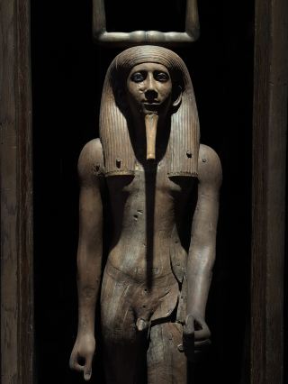 A visit to Egypt is incomplete without seeing the Egyptian Museum in Cairo. From the moment you step into the historic building in Tahrir Square, you are immersed in thousands of years of history. While the museum is somewhat old and perhaps not as modern as the newly opened Grand Egyptian Museum (GEM), the atmosphere and the sheer density of history inside make you forget all about that.
Every corner is filled with statues, sarcophagi, and papyri that transport you to a different dynasty and the life of a different pharaoh. The most impressive section is undoubtedly the upper floor, where Tutankhamun's treasures are displayed. Seeing the famous golden death mask in person is an entirely different experience than seeing it in photographs. The craftsmanship and richness are incredible. Patience is required while navigating the crowded and sometimes overwhelming corridors, but every artifact is absolutely worth it. It's truly a paradise for history enthusiasts.