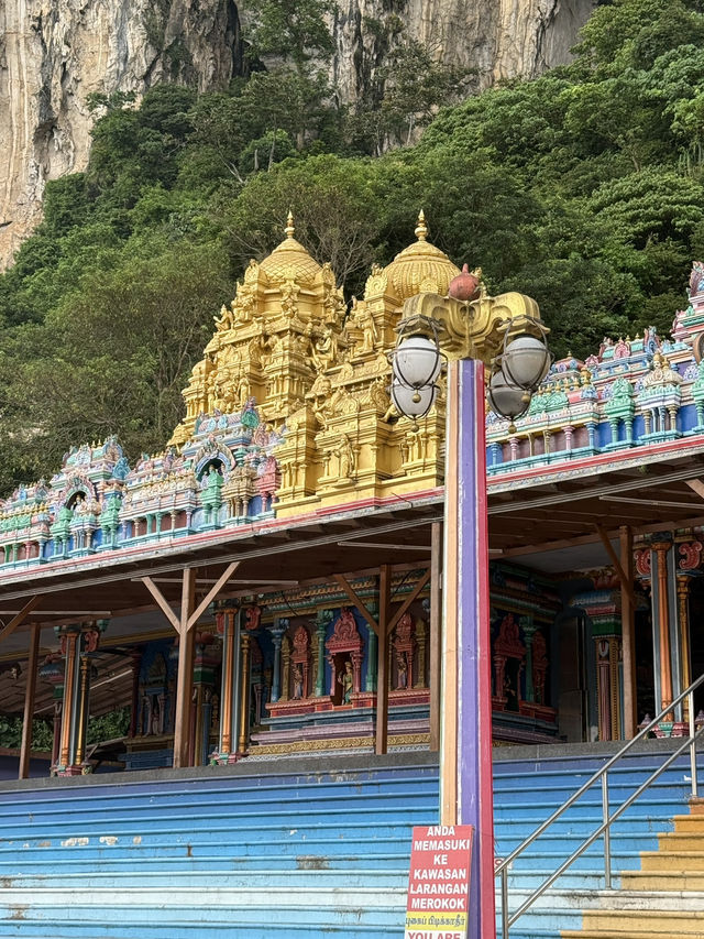 Batu Caves чудо в нескольких километров от центра Kuala Lumpur 
