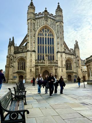 สำรวจถนนสายประวัติศาสตร์ในช่วงต้นฤดูใบไม้ผลิ