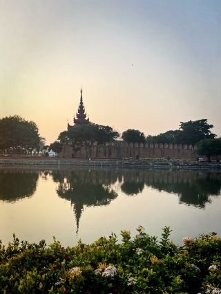 マンダレー・ロイヤル・ヘリテージ E：エモい夕日と穴場の寺院巡り 。