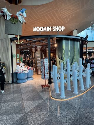フィンランド・ヘルシンキ空港の「Moomin Shop」｜ムーミンファン必見！搭乗前の最終ストップで、フィンランドの童話を持ち帰ろう。