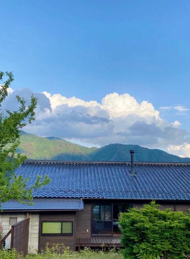 Live in a Japanese drama-like century-old countryside.