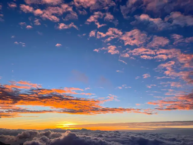 Climbing Jiazi Snow Mountain at night|||It's worth getting up at four in the morning to climb, sea of clouds at sunrise, colorful auspicious clouds