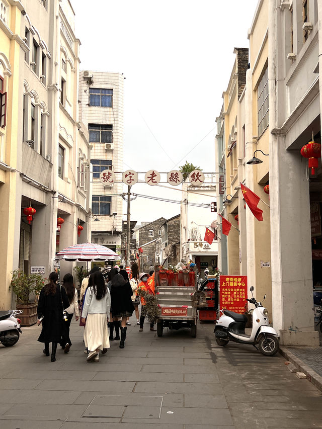 走進一至五馬路、中山路一帶的老街，可見兩邊騎樓隔街對望，滿滿的歷史氣息撲面而來