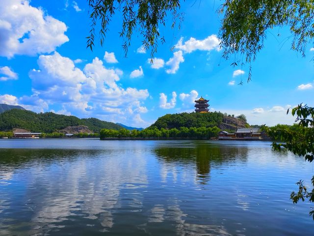 横店影視城相當於一個大型旅遊度假區了，小眾景點非常多，門票也是各種聯票制，老實講價格略高