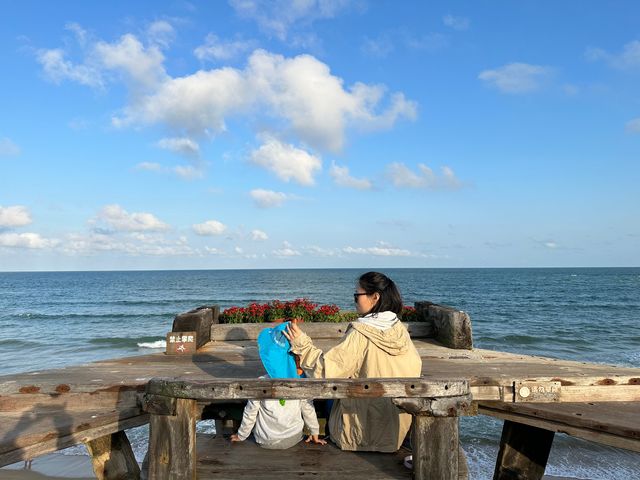珠涌萬泉流玉河，風吹椰樹舞婆娑
