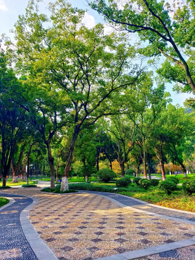 There is a picturesque Tinglin Park in Kunshan City
