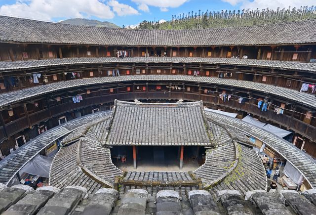 綠樹村邊合，青山郭外斜