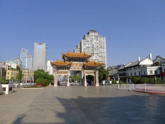 The Architectural Marvel of Kunming - The 'Pin' Character Triple Arches