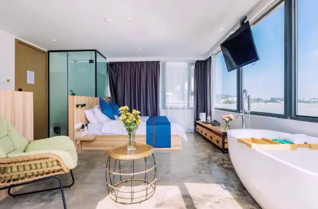 The average cost per person for a standalone villa in Jiaochangwei, Shenzhen is just over 300, and the sea is right outside your door