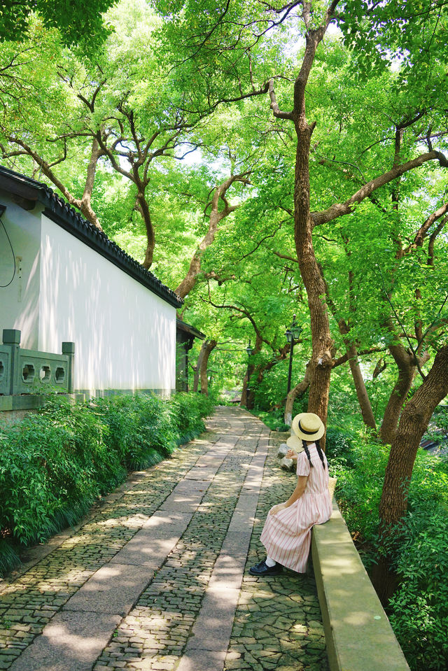 The Citywalk in Hangzhou is absolutely stunning‼️ One can see half the city in its mundane hustle and bustle, and the other half in its ethereal beauty~