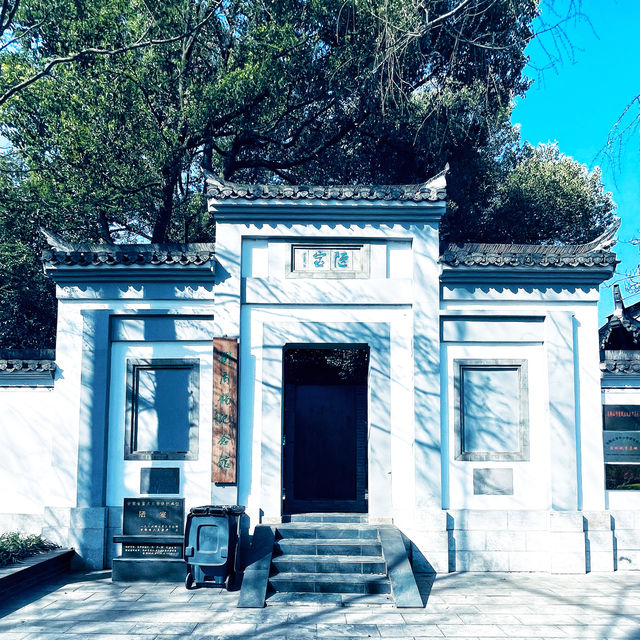 陋室，位於安徽省馬鞍山市和縣曆陽鎮陋室東街，是唐朝長慶四年（公元824年）詩人劉禹錫任和州刺史時所建