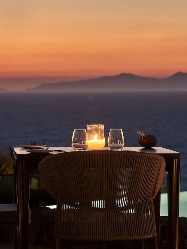Santorini's Sunset Serenity 🌅🏨🇬🇷