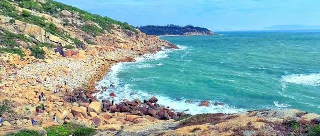踩著細沙踏浪，徒步“醉美海岸線”