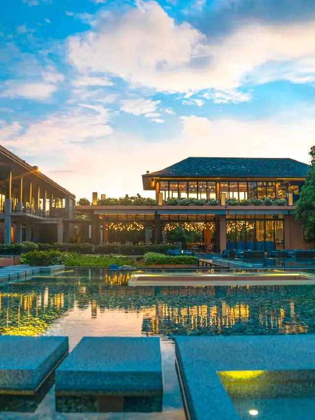 🌴 Phuket's Finest: Luxe Villas & Sunset Views 🌅