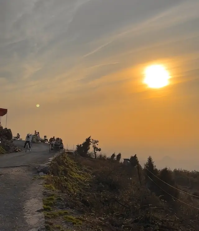 เนินเขาเล็กๆ ที่เกาลี! จุดชมวิวพระอาทิตย์ขึ้นและพระอาทิตย์ตกที่งดงามมาก