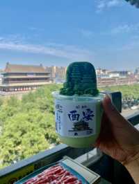 西安這家火鍋店，俯瞰鼓樓鐘樓位置可真好！！。