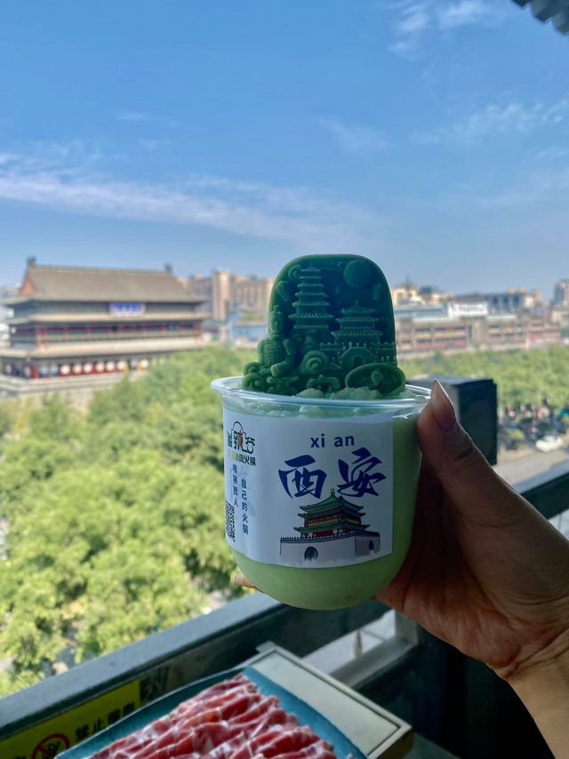 西安這家火鍋店，俯瞰鼓樓鐘樓位置可真好！！。