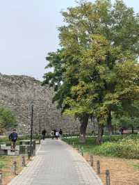 秋天裡的北京明城牆遺址公園。