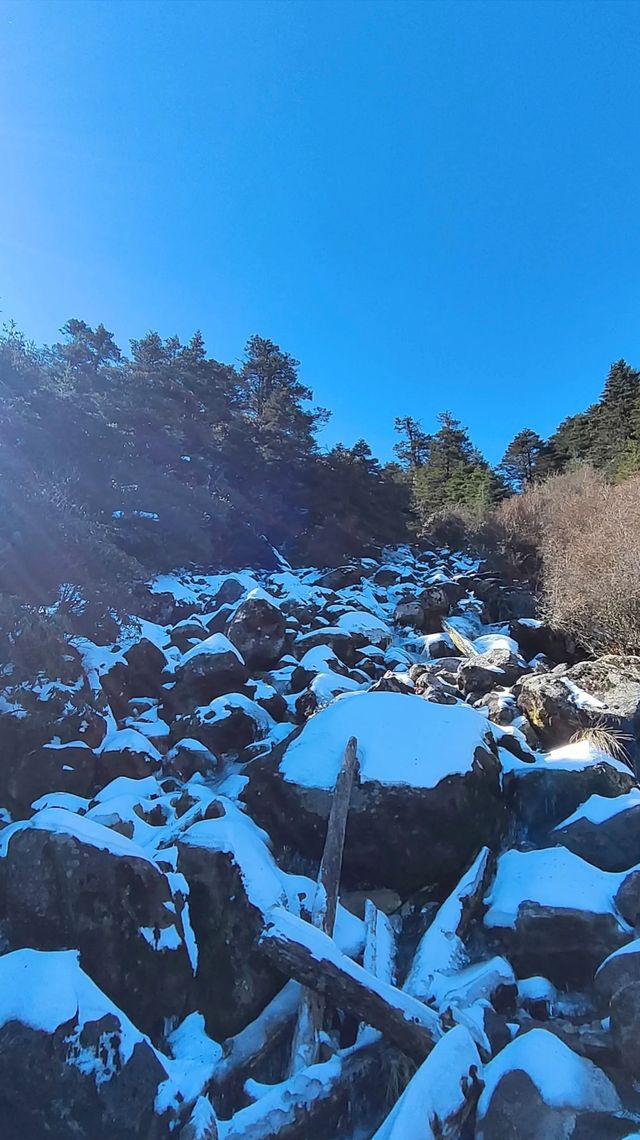 螺髻山下雪了