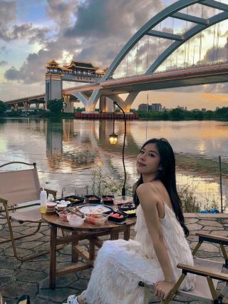 Encounter a romantic sunset under the Jinxianmen Bridge in Jieyang.