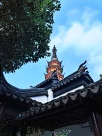 玉蘭映雙塔，春色落滿園。