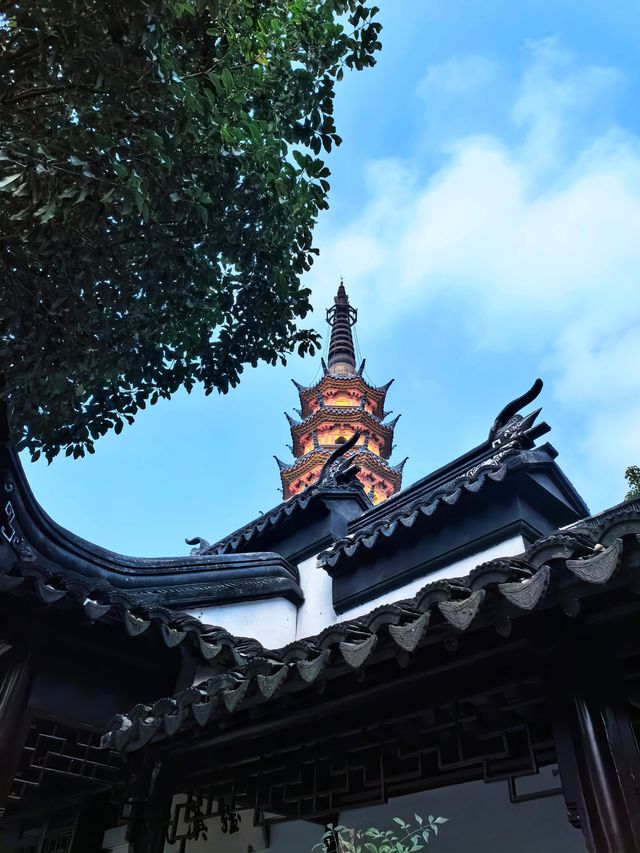玉蘭映雙塔，春色落滿園。
