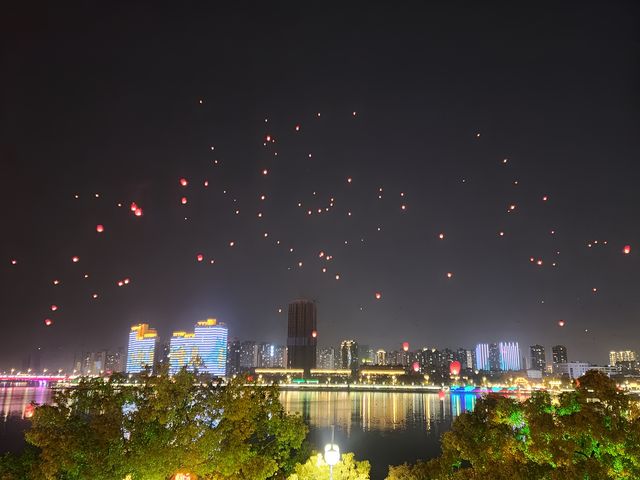 襄陽北街元宵節 孔明燈紛飛 夢幻般的場景