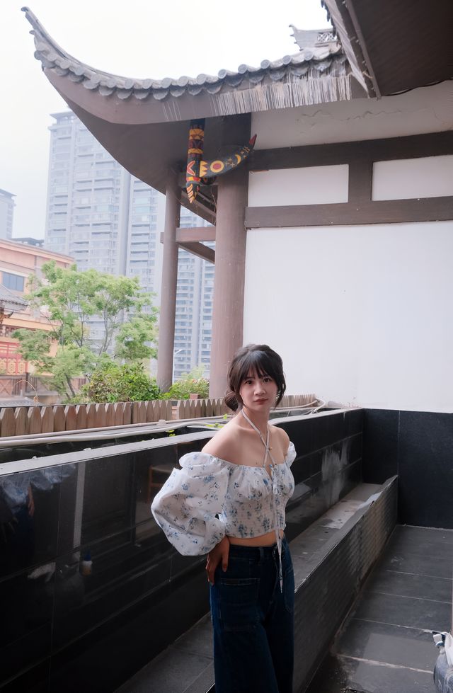 在昆明滇池畔，彝族部落裡的中式民宿