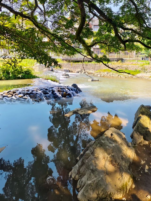 在「小麗江」當鹹魚：日間數瓦片，晚上追螢火