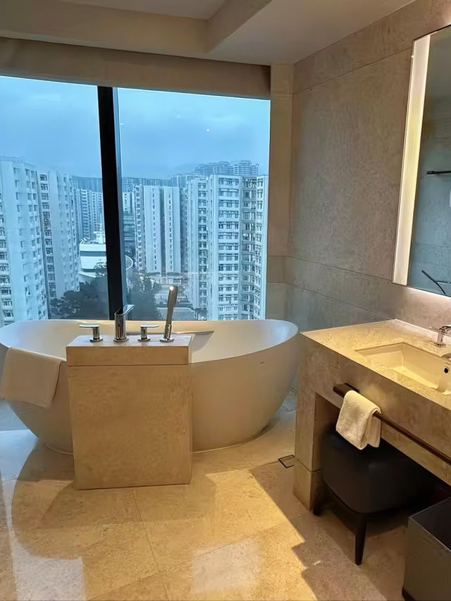 香港🇭🇰！！瞓醒就見到180°絕美維港海景🌊真係抵到爛！瞓醒就能望到維多利亞港，究竟係咩體驗哇❓✨