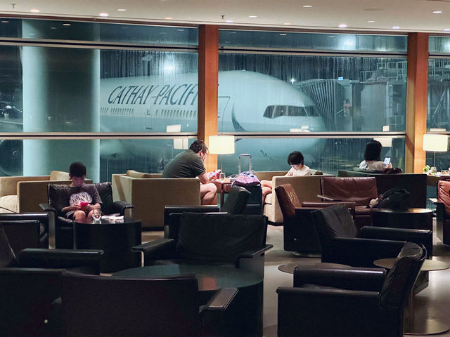 🇭🇰香港機場｜國泰玉衡堂商務艙休息室 今晚搭英航商務艙回倫敦，因為同屬寰宇一家，在香港機場用的是國泰的休息室，毫無疑問選了玉衡堂～