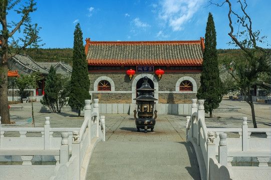 棲霞位於山東煙台，以其豐富的自然景觀和深厚的歷史文化底蘊成為熱門旅遊目的地。以下是一份詳細的旅遊攻略