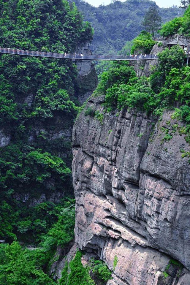 懸空棧道，心跳尖叫！峰巒疊嶂，姿態萬千是山水畫裡的真實場景