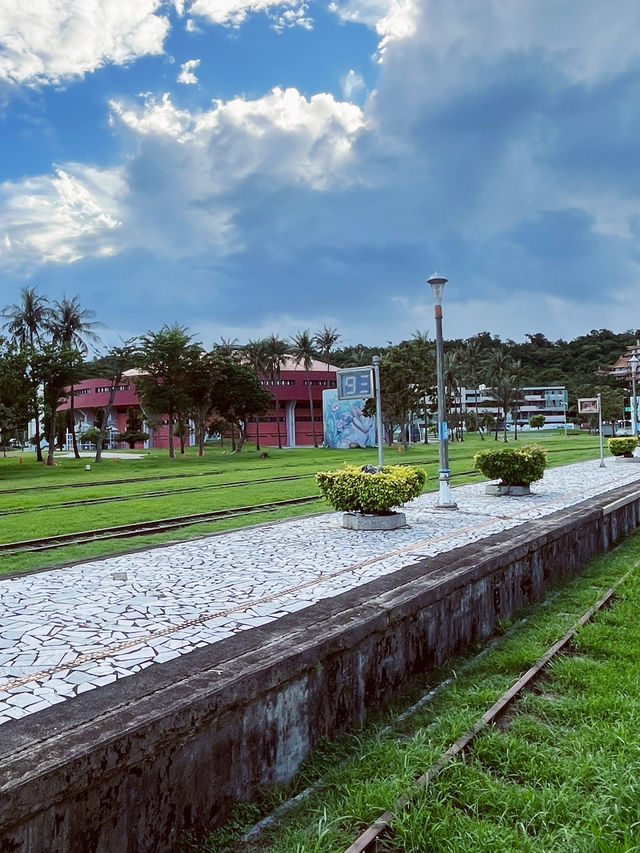 🚉 Taitung Old Railway Platform: A Journey into Taiwan's Rustic Soul! 🌾