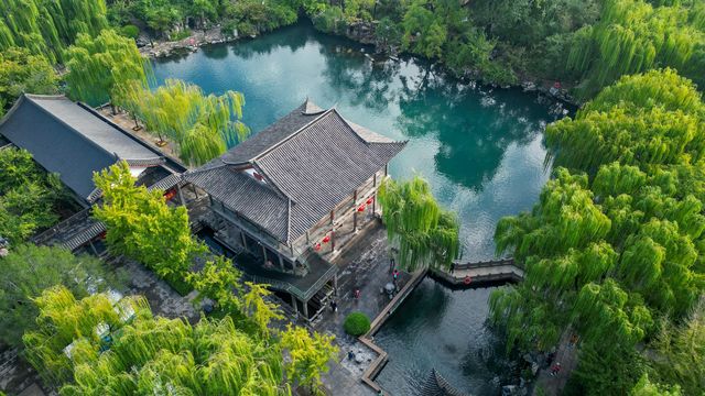 濟南的秋天，若有十分美，五龍潭必占七分。