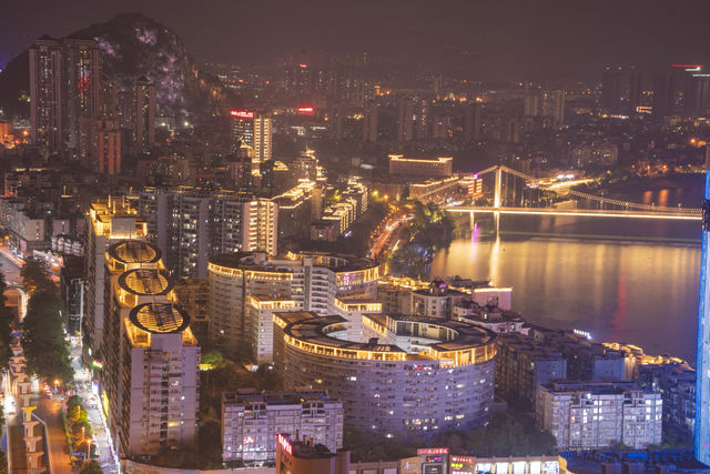 來感受柳州夜景的燈光璀璨，在馬鞍山公園山頂上。