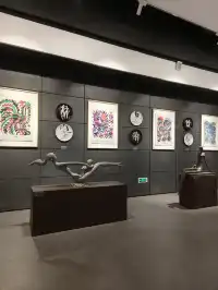 美術館驚現泡泡瑪特