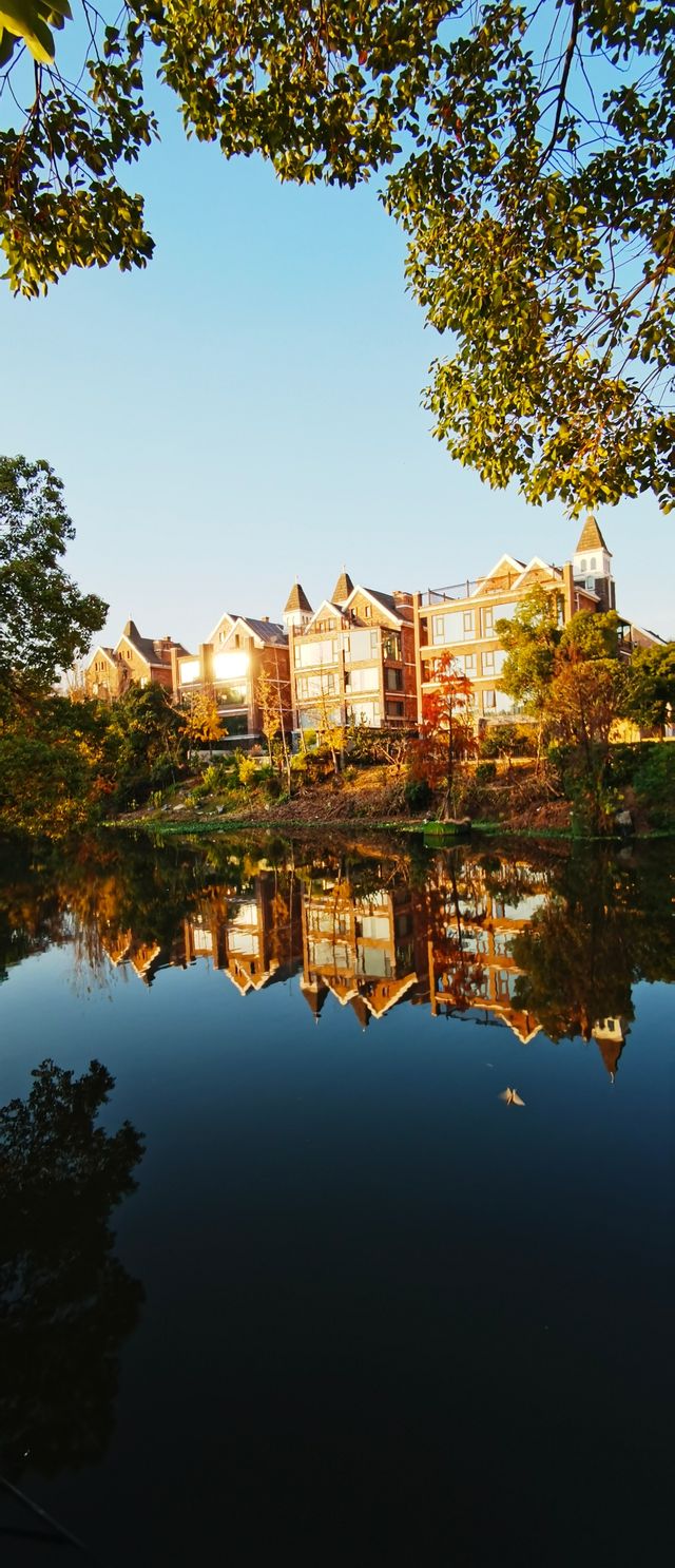 夕陽映照下的歐式建築構成的絕美風景