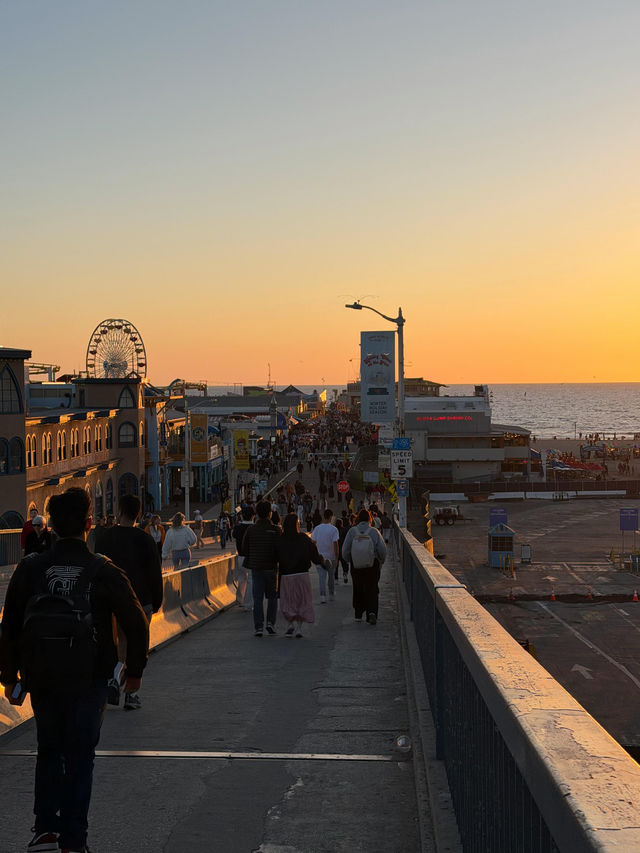 Santa Monica ๐๏ธ Who can resist a California sunset? ๐๏ธ