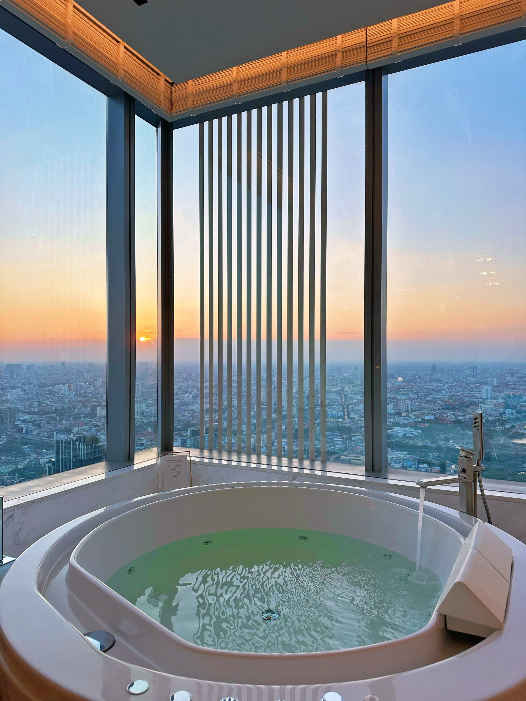🔥Aku kembali ke Bangkok untuk liburan hotel lagi!

Aku menginap di Hotel Phaya Thai Eastin lagi, dan kali ini aku memesan satu-satunya Penthouse di lantai paling atas!!

💎【Keistimewaan Eksklusif Terungkap】💎

▫️Ini adalah satu-satunya kamar di seluruh lantai, menawarkan privasi yang tak tertandingi🔐

▫️Desain minimalis modern – setiap foto terlihat seperti di sampul majalah📸

▫️Jendela panorama 270° dari lantai hingga langit-langit menawarkan pemandangan cakrawala Bangkok yang menakjubkan🌆

▫️Kolam renang infinity ganda di atap – sinar matahari + latar belakang kota = foto sempurna😎

📍【Lokasi Sempurna】

🚇Terhubung langsung ke BTS Skytrain dan Airport Rail Link

Hanya kurang dari satu menit berjalan kaki dari stasiun Phaya Thai Airport Rail Link ke hotel! Sangat nyaman!

Hotel ini dikelilingi oleh banyak restoran dan kafe:

▫️Factory Coffee (Merek kopi kelas atas ☕)

▫️After You (Surga bagi pecinta makanan penutup 🍰)

🏊【Tempat Instagramable Terbaik】
1⃣️Dua kolam renang di lantai 22 dan 37 (wajib mengabadikan pantulan yang berkilauan)

2⃣️Taman atap yang menakjubkan (pemandangan hijau + pemandangan kota sebagai latar belakang ganda)

💯【Fasilitas Lengkap】

🌟Layanan pelayan 24 jam

🌟Akses gratis ke Executive Lounge

🌟Pijat Thailand di pusat SPA

🌟Sarapan dengan hidangan Thailand, Jepang, dan Barat

🌃Malam Spesial: Pengalaman berenang malam yang benar-benar menakjubkan!

Kolam renang di atap memantulkan pemandangan malam yang memukau; setiap foto adalah mahakarya ✨

(Lokasi: Kolam renang tanpa batas di lantai 37) Siapa bilang kemewahan harus semahal itu? Penthouse ini menawarkan nilai yang luar biasa! Para penggemar hotel yang ingin merasakan kehidupan seorang CEO yang berkuasa di Bangkok, buruan! 👍