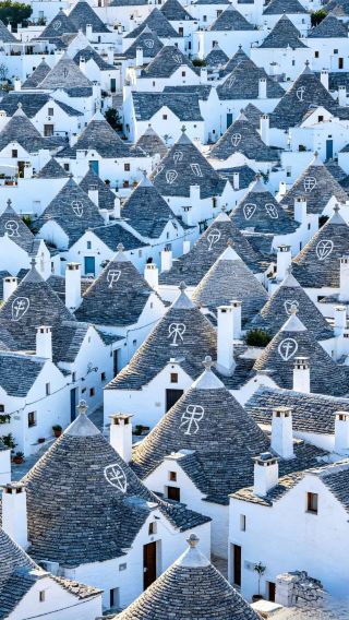 เมื่อเดินเล่นไปตามตรอกเห็ด ทุกย่างก้าวให้ความรู้สึกเหมือนได้ก้าวเข้าสู่โลกแห่งเวทมนตร์