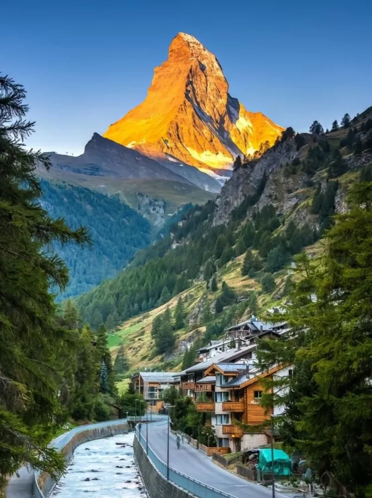 マッターホルンのこの「黄金の輝き（日照金山）」を見るために、一度はスイスへ行くべきでしょう。