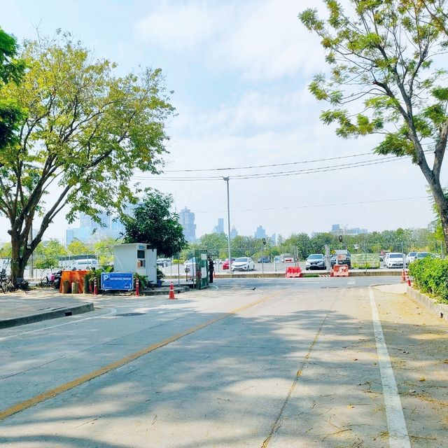 ขับรถไปสวนเบญจกิติ