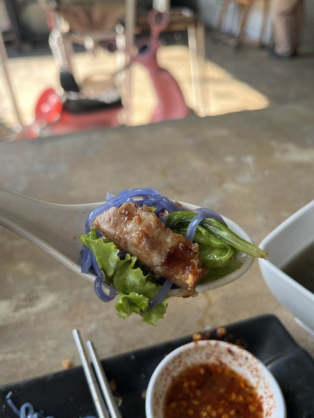 태국 미슐랭 맛집이 1600원? 안찬꽃을 이용한 파란 면요리가 있는 곳 안찬누들
